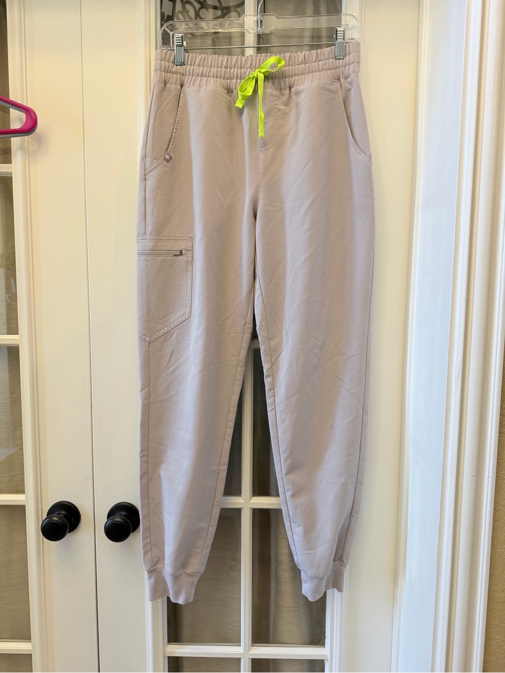 SMALL Women’s Figs Scrub Joggers Tan/ Bone EUC